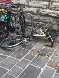 destrozos en el casco viejo de vitoria