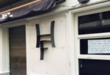El bar HF de San Prudencio cierra (recordamos el cartel que petó internet)