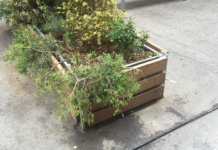 Para matarse… ¡Jardineras volando en Vitoria!