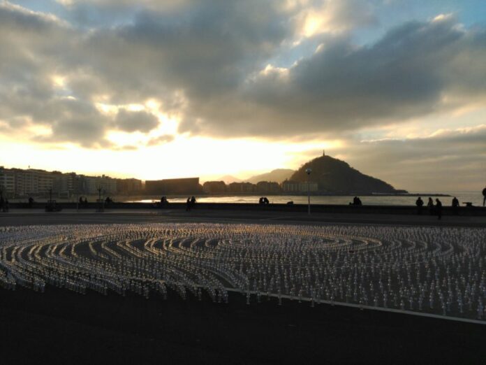 Irantzu Lekue gran obra con botellas Irantzu Lekue crea una obra con 10.000 botellas para el Olas de Energía Donostia 2016