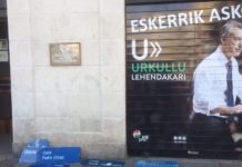 Arrancan placas de calles franquistas de Vitoria y las dejan en sede del PNV