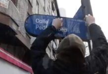 ¡Video! Así rompen las placas del callejero vitoriano… ¡Que pagas tú!