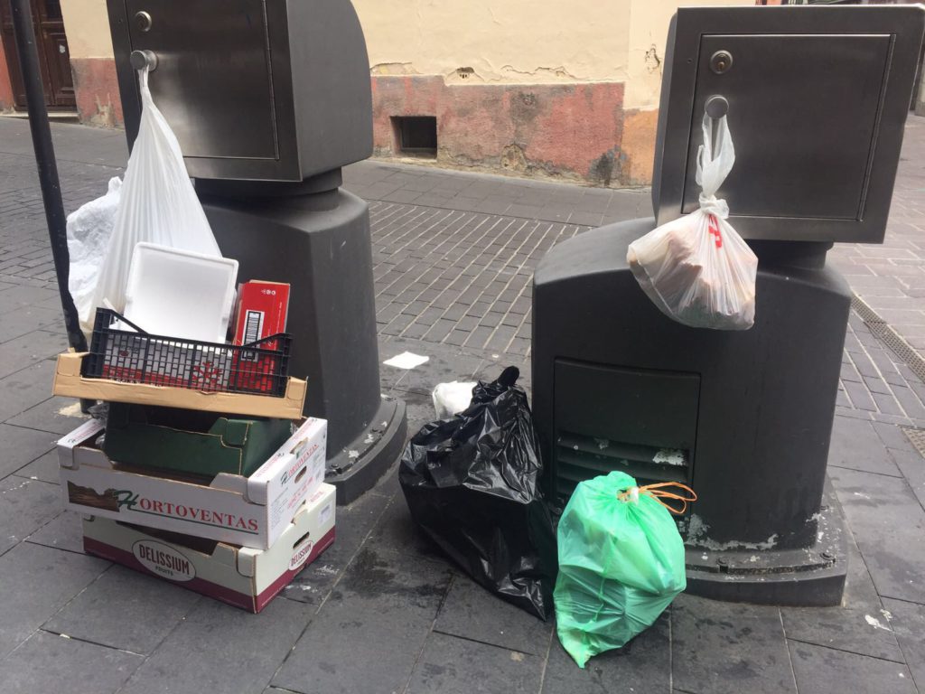 Colapso en Vitoria ¡No llegan cartas avisando del impuesto de basuras!