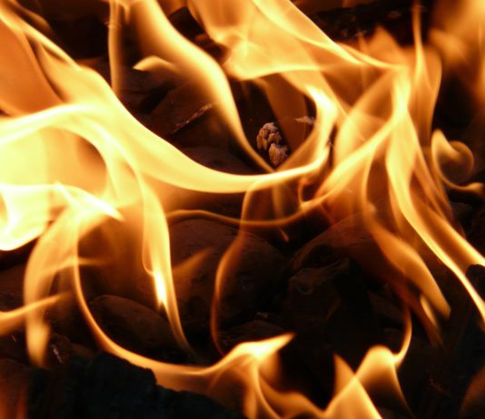 Espectacular rescate de una familia con la casa en llamas