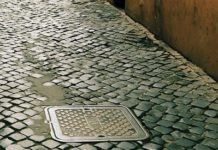 Un «sintecho» rompe un cajero a alcantarillazos para coger pertenencias
