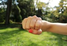 Una mujer a patadas y puñetazos contra su pareja en Vitoria Una chica da un puñetazo en Vitoria a un joven del PP