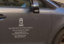Coches municipales bloquean portales en Vitoria (foto)