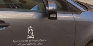 Coches municipales bloquean portales en Vitoria (foto)