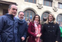 Comerón acude a la concentración en favor de la escuela concertada