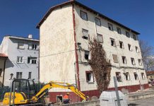 Vitoria derriba un edificio de Aretxabaleta para evitar su ocupación