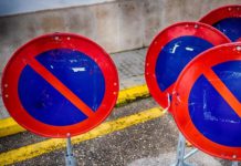 Camiones de limpieza aparcan donde les sale en Vitoria (2 FOTOS)