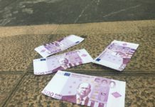 Vitoria: Lanzan «billetes de pega» de 500 € con cara conocida (FOTOS)