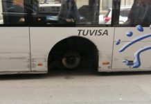 Un bus va perdiendo ruedas en Vitoria