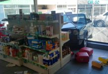 6 FOTOS: Se empotra contra un escaparate en Vitoria