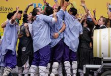 Vitoria celebra el Día del Blusa y Neska: Ajos, barricas y nubes
