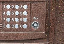 A timbrazos y golpes en la puerta en Vitoria Detenido en Vitoria por pesado