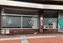 Familares de presos de ETA denuncian pintadas nazis en Vitoria