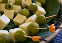La Policía de Vitoria inspecciona pinchos en dos bares La Policía de Vitoria inspecciona pinchos en dos bares