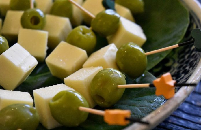 La Policía de Vitoria inspecciona pinchos en dos bares