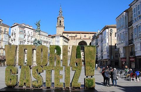 Turismo Vitoria: 27.223 € por llevar cuentas de redes sociales
