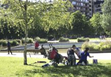 Piden que no comas ni bebas en bancos o jardines