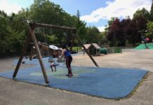 Sin deporte escolar, crece el riesgo en parques infantiles de Vitoria Lanzan trozos del parque infantil a padres de Vitoria