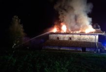 Un incendio destruye un caserío en Álava Un incendio destruye un caserío en Menagarai (Álava), sin heridos