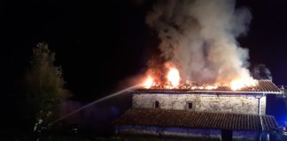 Un incendio destruye un caserío en Menagarai (Álava), sin heridos