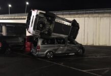 Extrabajador de Mercedes destroza 69 furgonetas de lujo con una excavadora