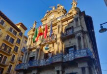 En Vitoria, como sardinas en lata, en Pamplona actúan en los autobuses