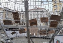 «Empapelan» con protestas la bola gigante (Carteles)
