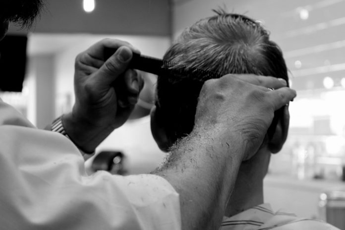 Policías de paisano a la caza de peluqueros sin mascarilla en Vitoria
