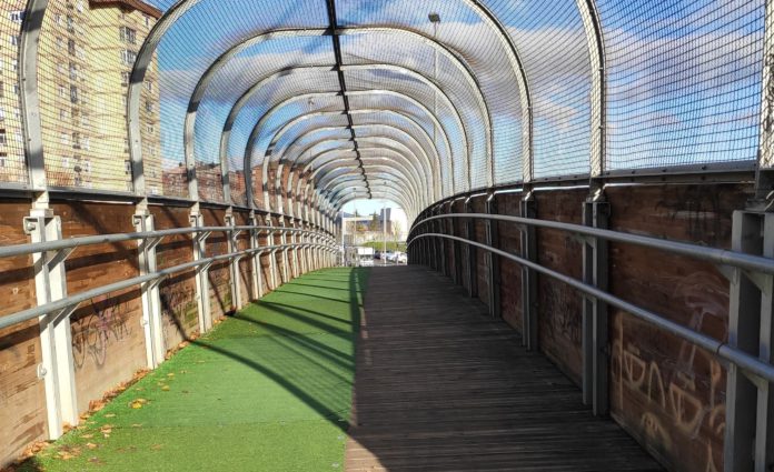 La pasarela de Vitoria lleva más de 1 año cerrada