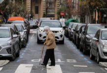 Propone en Vitoria que los peatones dejen pasar coches