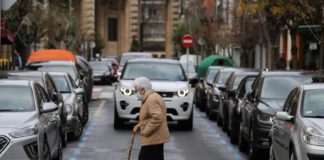 Propone en Vitoria que los peatones dejen pasar coches