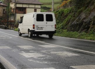 Roban una furgoneta que circula sin conductor en Álava Robo y violencia a un repartidor en Vitoria