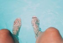 No sentarse en el bordillo de la piscina en Vitoria Deporte sin música en Vitoria ¿Y así monitores cobran menos?