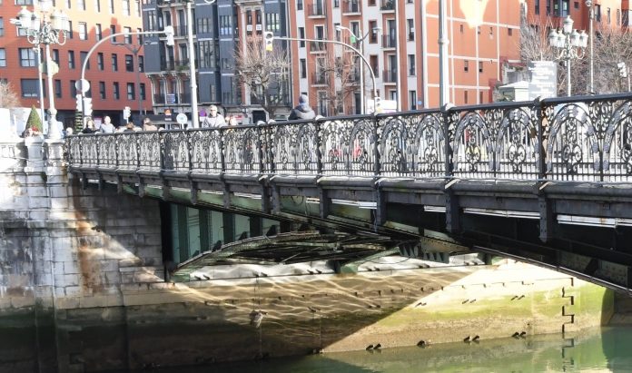 Nuevo bidegorri en el puente del Ayuntamiento de Bilbao