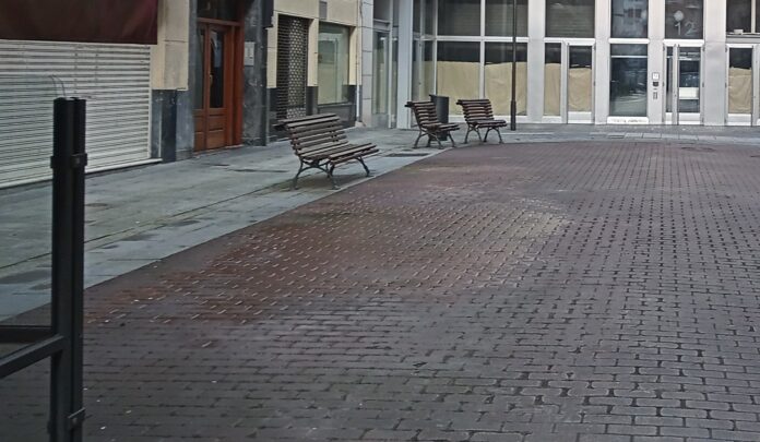 Maniobras casi imposibles para vehículos de limpieza en Bilbao