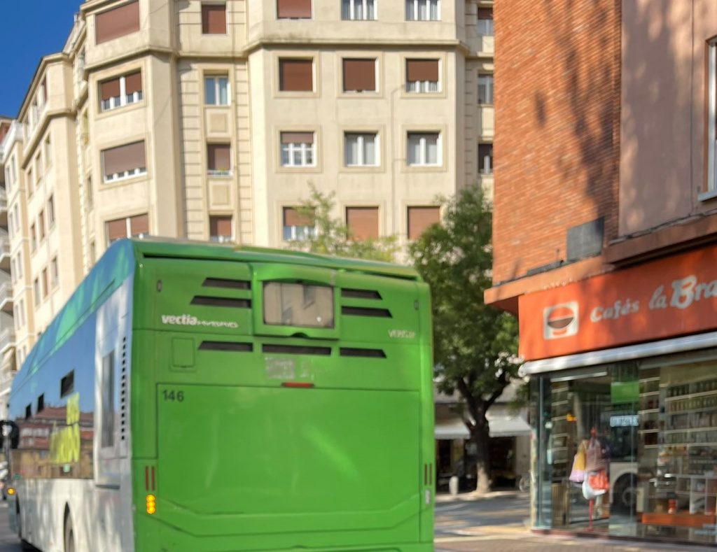Viajar en bus de Vitoria con la puerta sin cerrar (foto)