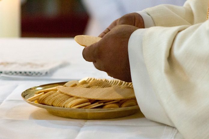 sacerdotes costureros vitoria Buscan costureros voluntarios para sacerdotes de Vitoria