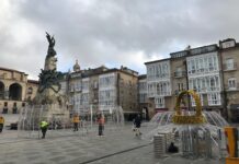 Instalando la bola gigante en Vitoria (fotos)