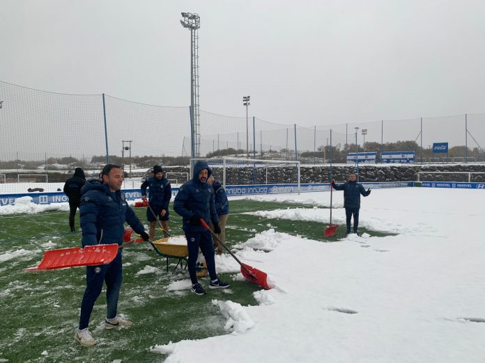 El entrenador del Alavés coge la pala para retirar nieve (fotos)