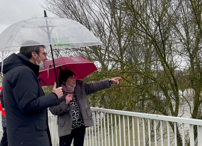¿El alcalde vive en Vitoria? "El agua no se desborda", dice