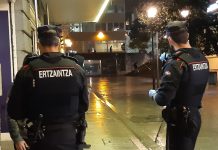 Camareros refugiándose ante los destrozos del local