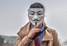El creador de la máscara de Vendetta llega a Vitoria El creador de la máscara de Vendetta llega a Vitoria