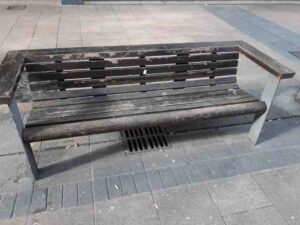 Bancos de pueblucho en plena calle dato