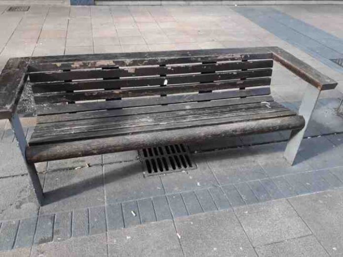 Bancos de pueblucho en plena calle dato