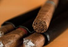 Euskadi marca 144 espacios sin tabaco ¡Pero puedes fumar! El alcalde vasco de "comidas, copas y puros a cuenta del pueblo"