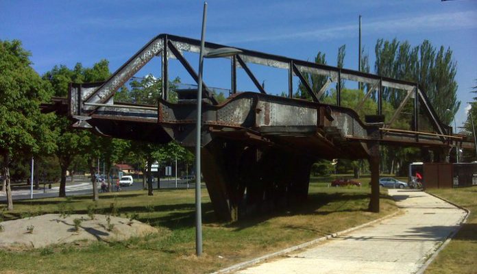 Propone reutilizar el antiguo puente de Vitoria
